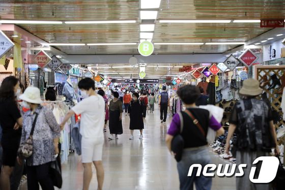 12일 오후 광주 동구 금남로 지하상가가 시민들로 북적이고 있다. 2022.8.12/뉴스1 © News1 이승현 기자