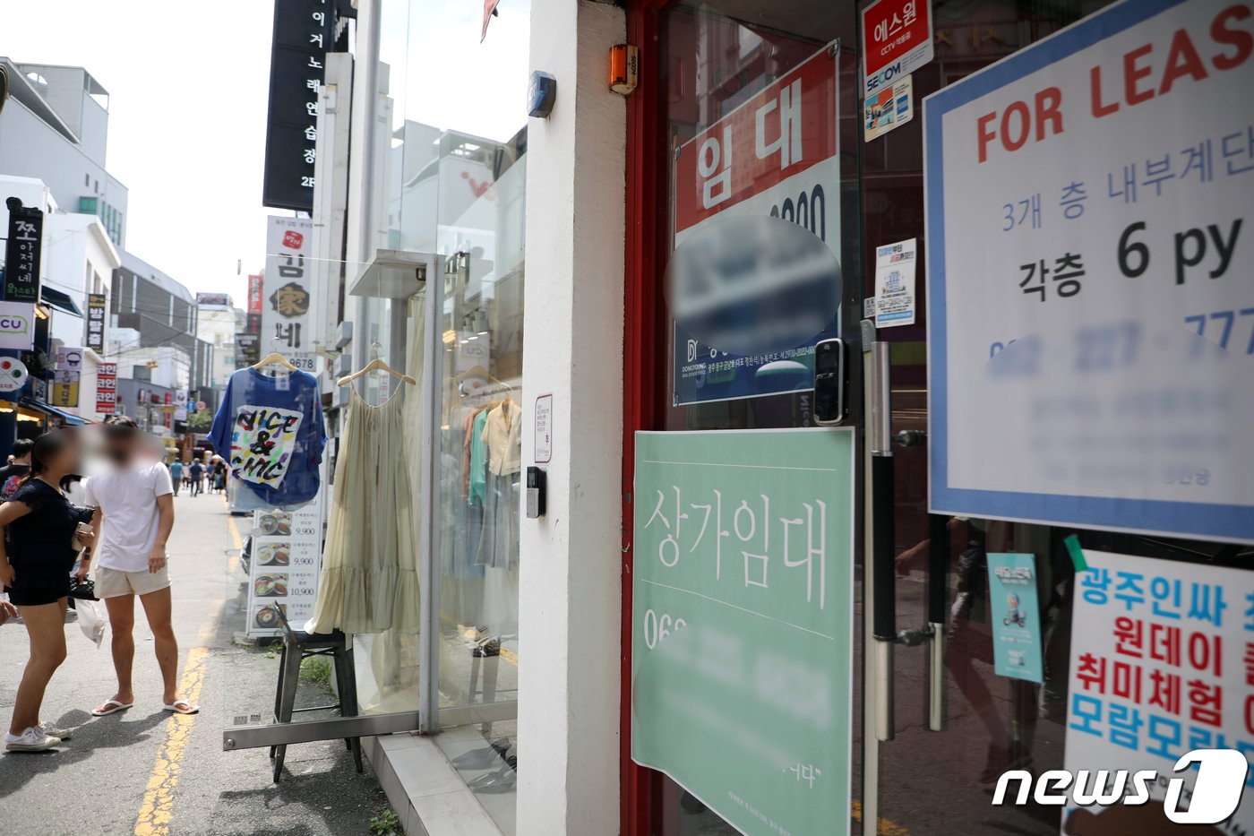 본문 이미지 - 광주 동구 충장로 일대 건물에 임대공고가 붙은 모습. /뉴스1 DB ⓒ News1 이승현 기자