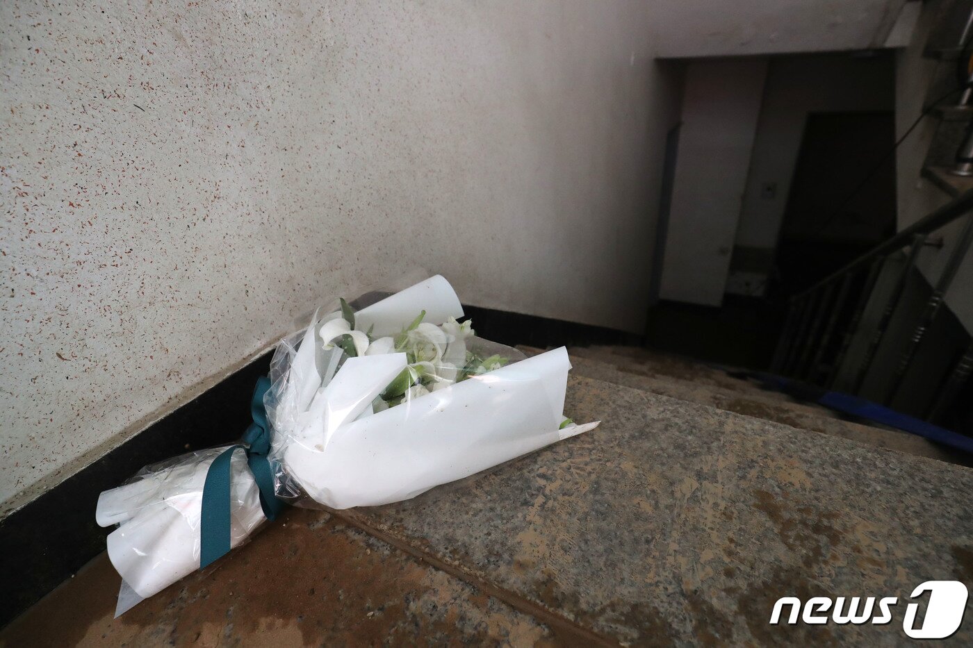 본문 이미지 - 12일 오후 &#39;신림동 반지하 참변&#39;이 발생한 서울 관악구 신림동 소재 빌라 앞에 조화가 놓여 있다. 2022.8.12/뉴스1 ⓒ News1 이성철 기자