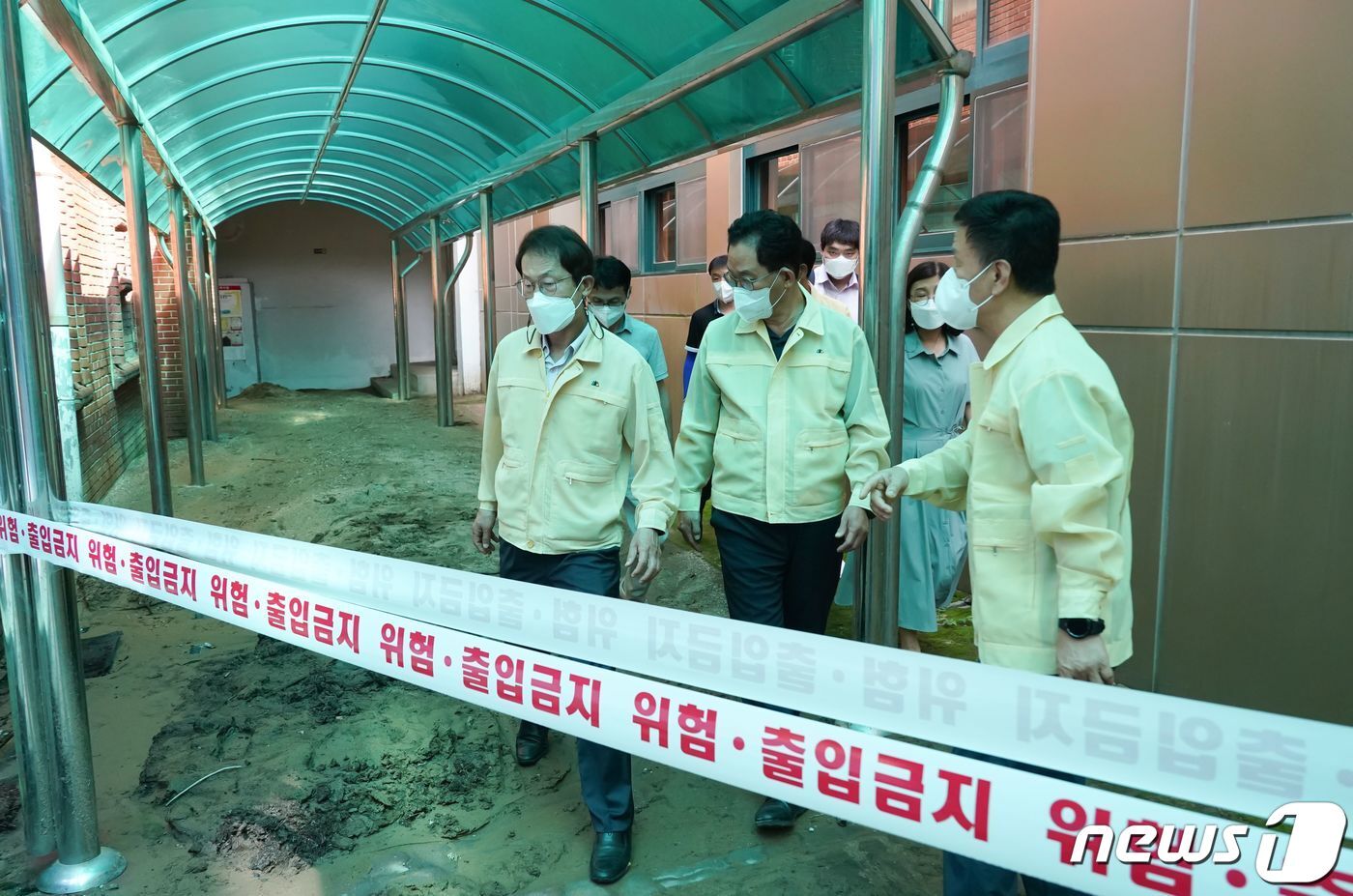 본문 이미지 - 조희연 서울시교육감이 지난 12일 오후 중부지방 집중호우로 시설물 피해가 발생한 서울 관악구 당곡고를 방문해 현장 점검을 하고 있다. (서울시교육청 제공) 2022.8.12/뉴스1