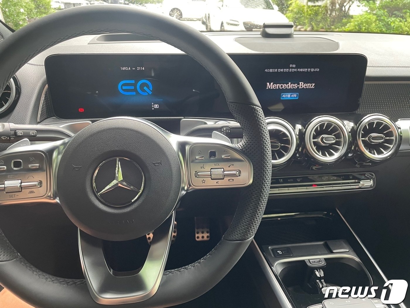 본문 이미지 -  메르세데스-벤츠의 '더 뉴 EQB 300 4MATIC AMG 라인'.  