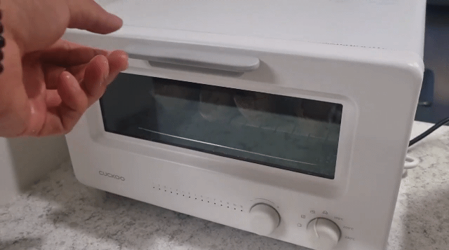 본문 이미지 - 12일 취재진이 쿠쿠 스팀 토스터기에서 바게트를 꺼내는 모습. ⓒ 뉴스1