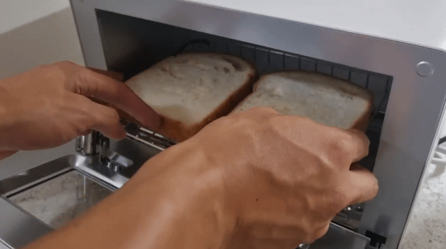 본문 이미지 - 12일 취재진이 쿠쿠 스팀 토스터기를 조작하는 모습. ⓒ 뉴스1