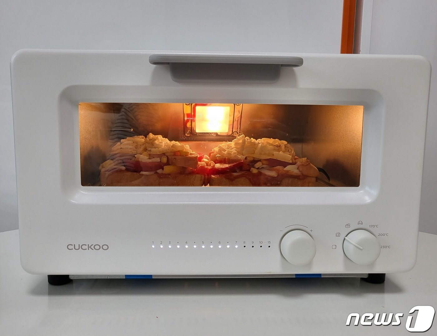 본문 이미지 - 취재진이 쿠쿠 스팀 토스터기를 이용해 피자 토스트를 굽고 있다. ⓒ 뉴스1