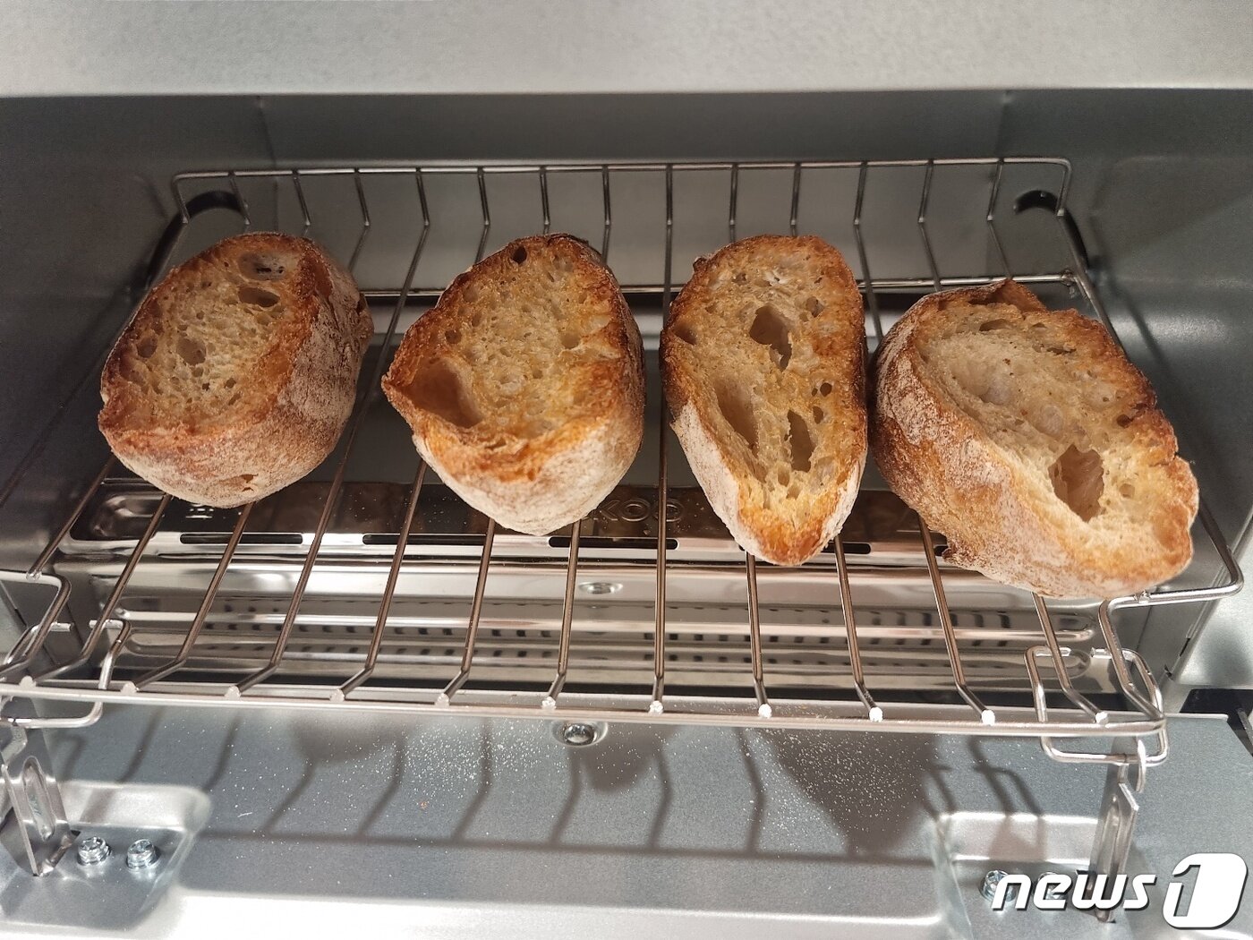 본문 이미지 - 쿠쿠 스팀 토스터기를 이용해 구워진 바게트의 모습. ⓒ 뉴스1