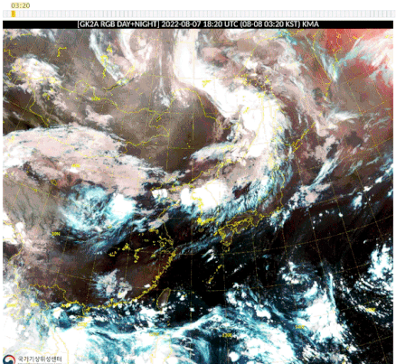 본문 이미지 - 많은 양의 비가 쏟아졌던 지난 8일 천리안위성 2A호로 관찰한 오전 3시부터 오후 6시30분까지 한반도 주변 기압계 및 강수대 이동 양상(기상청 국가기상위성센터 제공) ⓒ News1 황덕현 기자