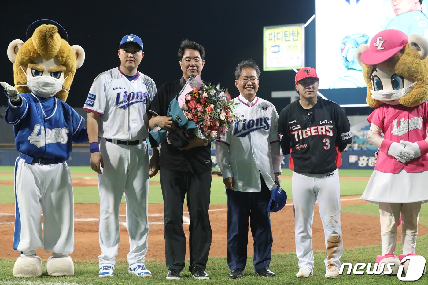 12일 오후 대구 삼성라이온즈파크에서 열린 프로야구 &#39;2022 신한은행 SOL KBO리그&#39; KIA 타이거즈와 삼성 라이온즈의 경기, 5회가 끝난 뒤 KBO 40주년 레전드 김시진 전 감독에 대한 시상식이 열려 홍준표 대구시장과 오재일 삼성 주장, 김선빈 KIA 주장이 함께 기념사진을 찍고 있다. 2022.8.12/뉴스1 ⓒ News1 공정식 기자