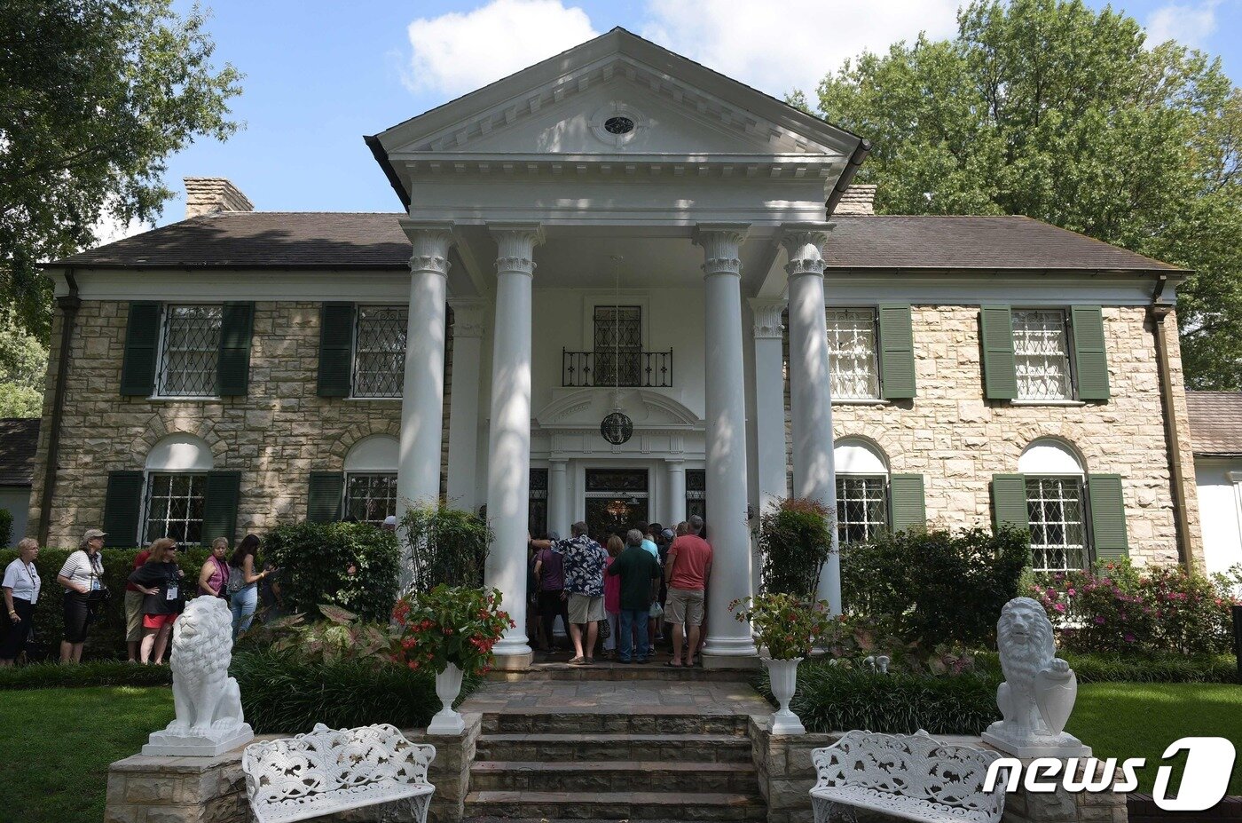 본문 이미지 - 엘비스 프레슬리가 사망했던 자택 그레이스랜드. US-ENTERTAINMENT-MUSIC-ELVIS ⓒ AFP=뉴스1