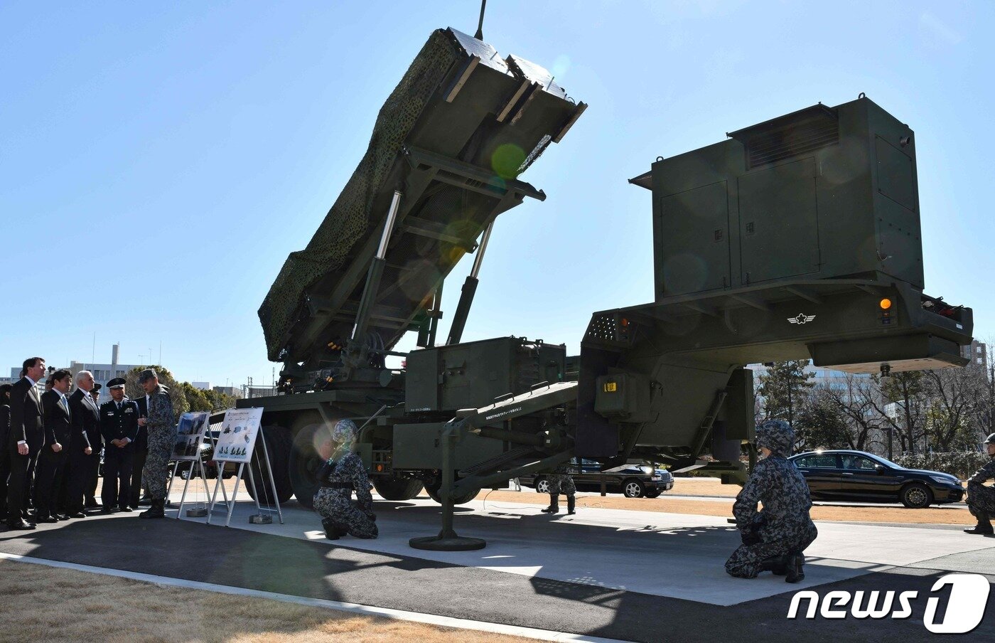 본문 이미지 - 지난 2018년 일본 도쿄 방위성 앞에 전시된 패트리엇3(PAC-3) 지대공 미사일 방어 시스템. 2018.02.07/뉴스1 ⓒ AFP=뉴스1 ⓒ News1 김민수 기자