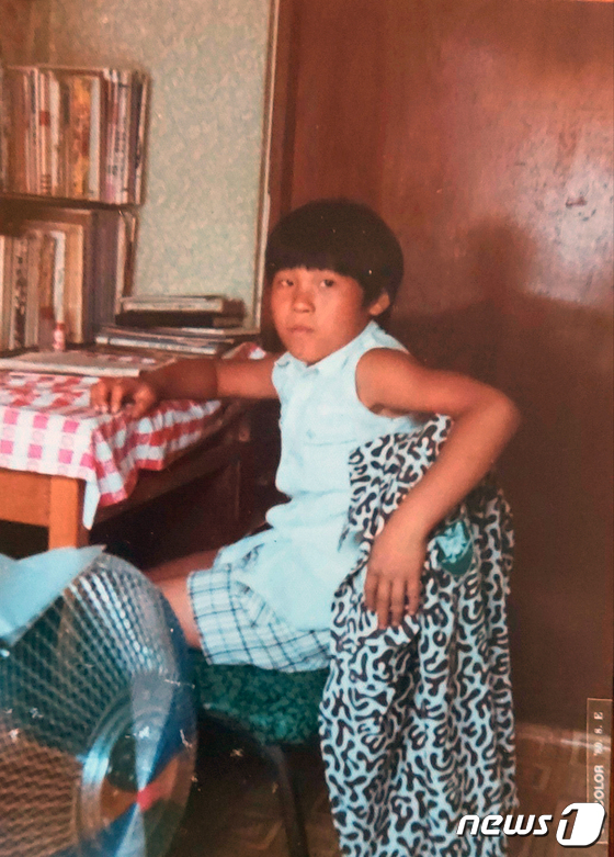 박순범씨의 어린시절 사진. 80년 8월 박씨가 집 책상에 앉아있다. (독자 제공) 2022.8.13/뉴스1
