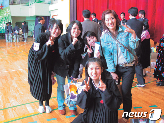주인공들의 졸업. 졸업식 현장에는 일본 학교로 전학갔던 동무들이 함께 했다. © 뉴스1