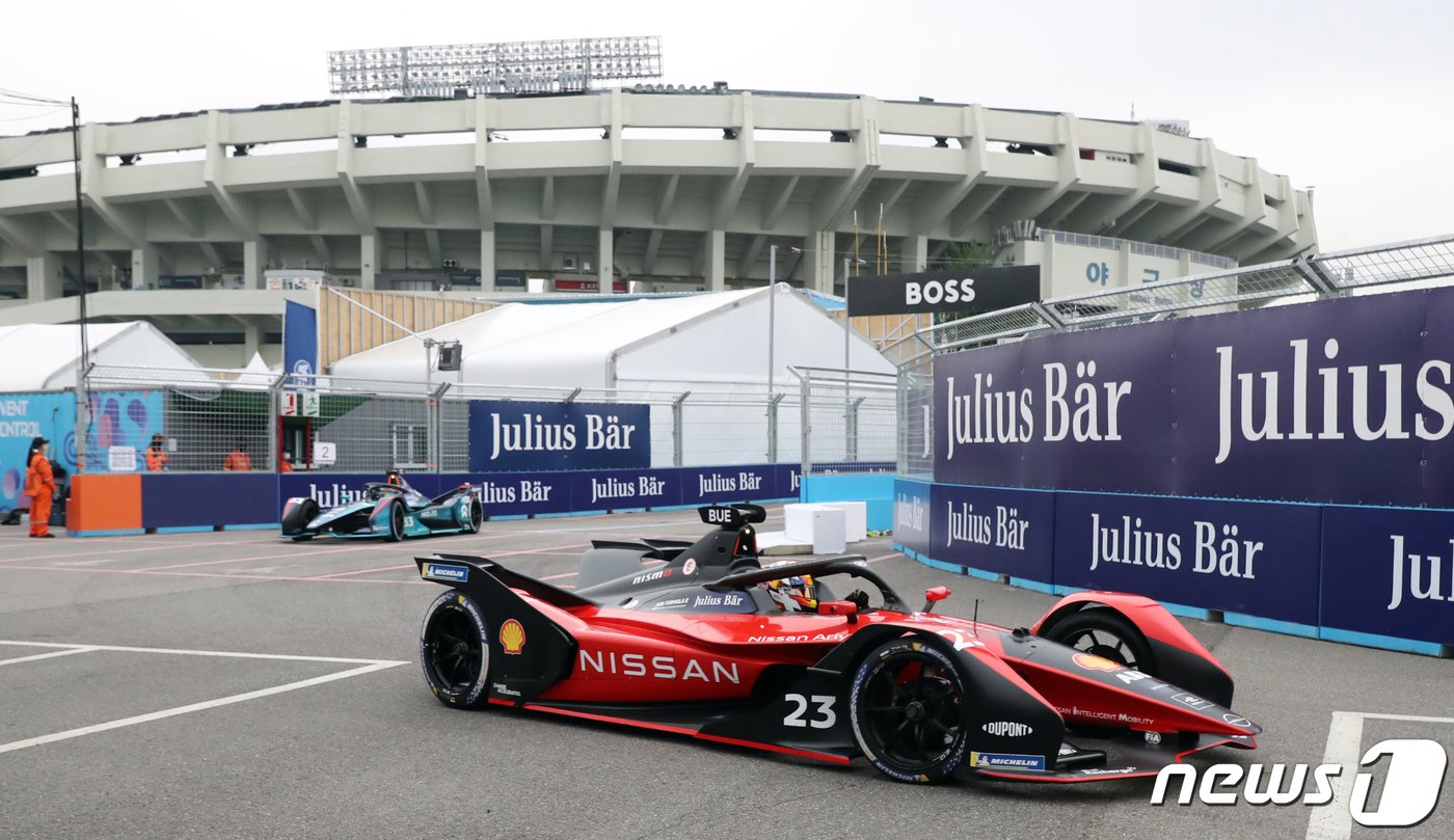 본문 이미지 - ABB 포뮬러 E 2022 월드 챔피언십 하나은행 서울 E-프리(E-PRIX) 15라운드 대회날인 13일 서울 송파구 잠실종합운동장에 설치된 서킷에서 드라이버들이 예선을 앞두고 연습주행을 하고 있다. 2022.8.13/뉴스1 ⓒ News1 장수영 기자