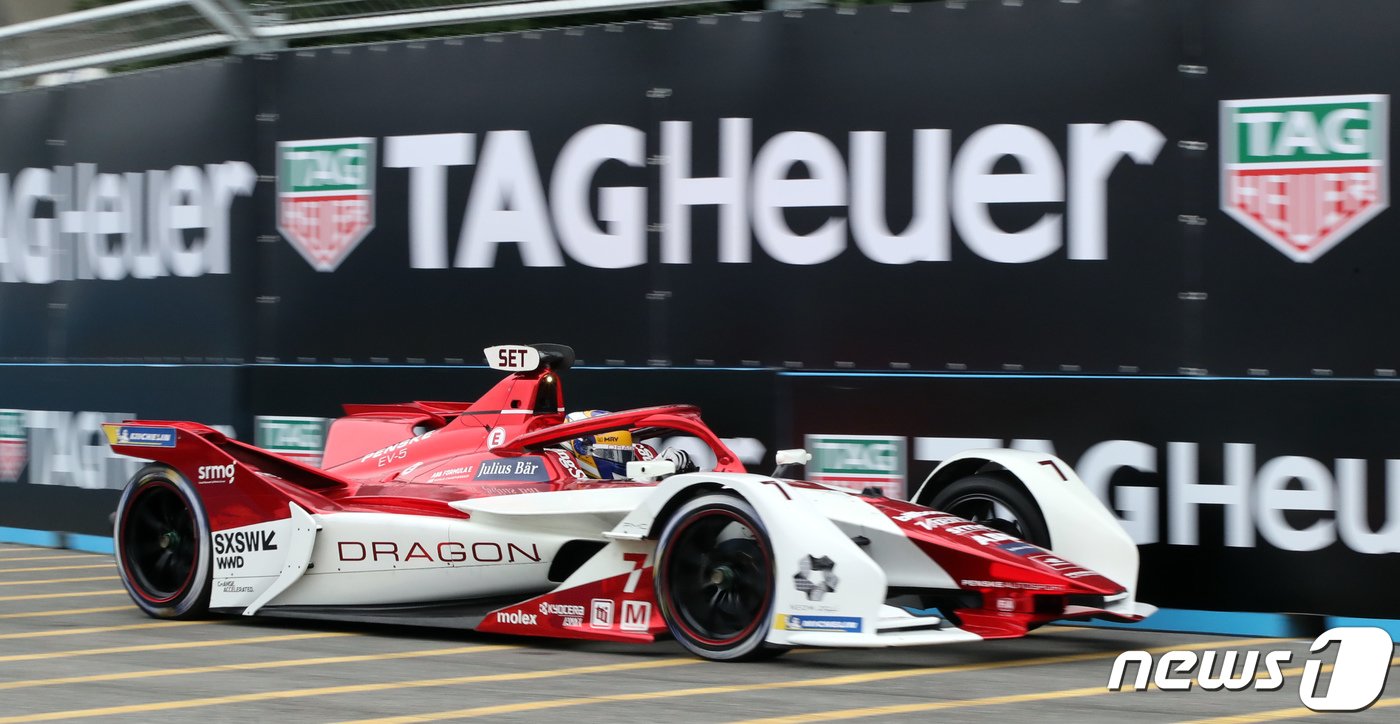 본문 이미지 - ABB 포뮬러 E 2022 월드 챔피언십 하나은행 서울 E-프리(E-PRIX) 15라운드 대회날인 13일 서울 송파구 잠실종합운동장에 설치된 서킷에서 드라이버들이 예선을 앞두고 연습주행을 하고 있다. 2022.8.13/뉴스1 ⓒ News1 장수영 기자