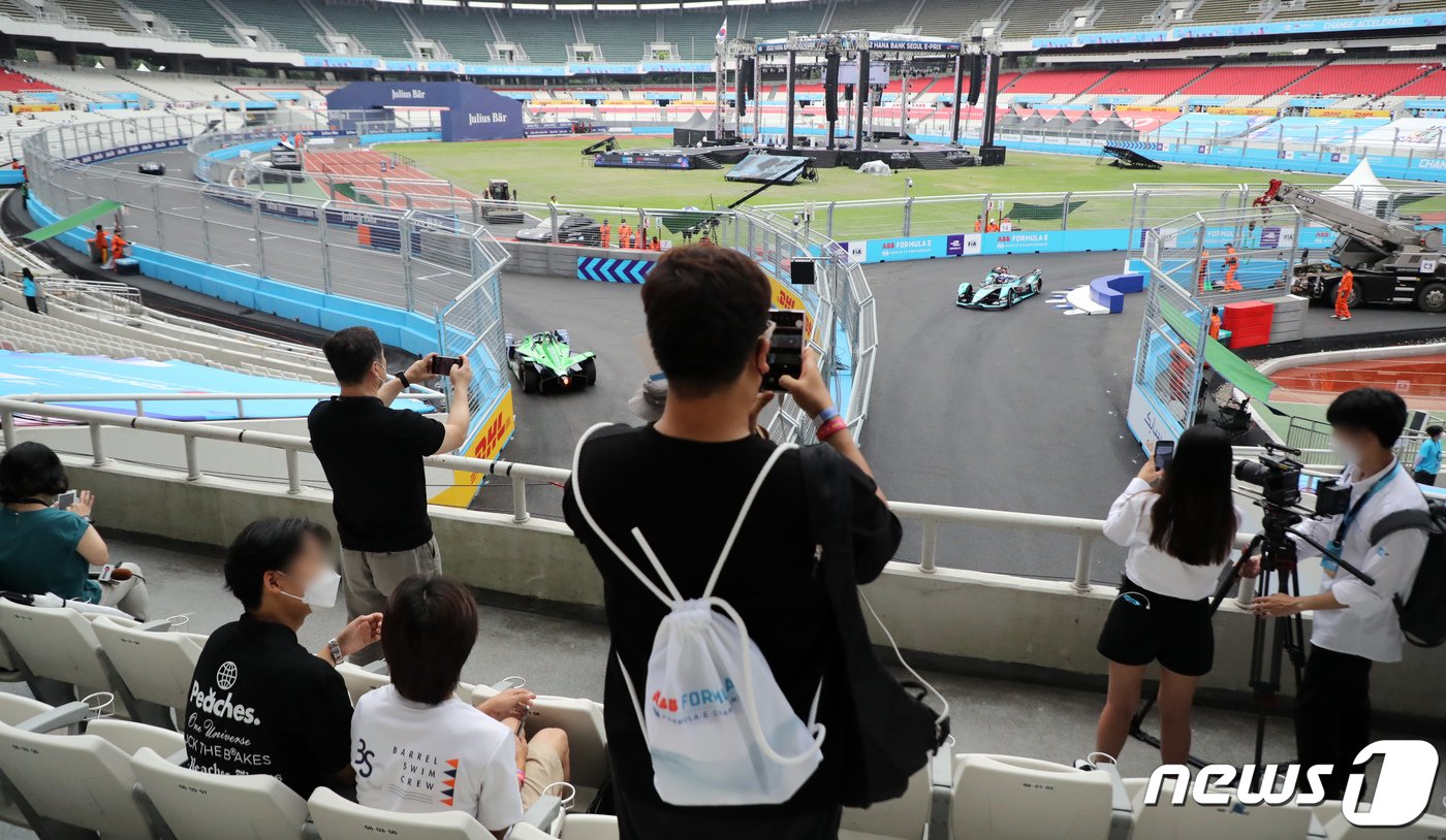 본문 이미지 - ABB 포뮬러 E 2022 월드 챔피언십 하나은행 서울 E-프리(E-PRIX) 15라운드 대회날인 13일 서울 송파구 잠실종합운동장에 설치된 서킷에서 드라이버들이 예선을 앞두고 연습주행을 하고 있다. 2022.8.13/뉴스1 ⓒ News1 장수영 기자