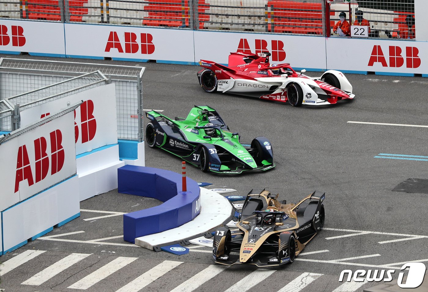 본문 이미지 - 13일 오전 서울 송파구 잠실종합운동장 일원에서 ABB 포뮬러E 월드챔피언십 '2022 하나은행 서울 E-Prix(E-프리)' 개막을 앞두고 참가팀 드라이버들이 연습주행을 하고 있다. 2022.8.13/뉴스1 ⓒ News1 구윤성 기자