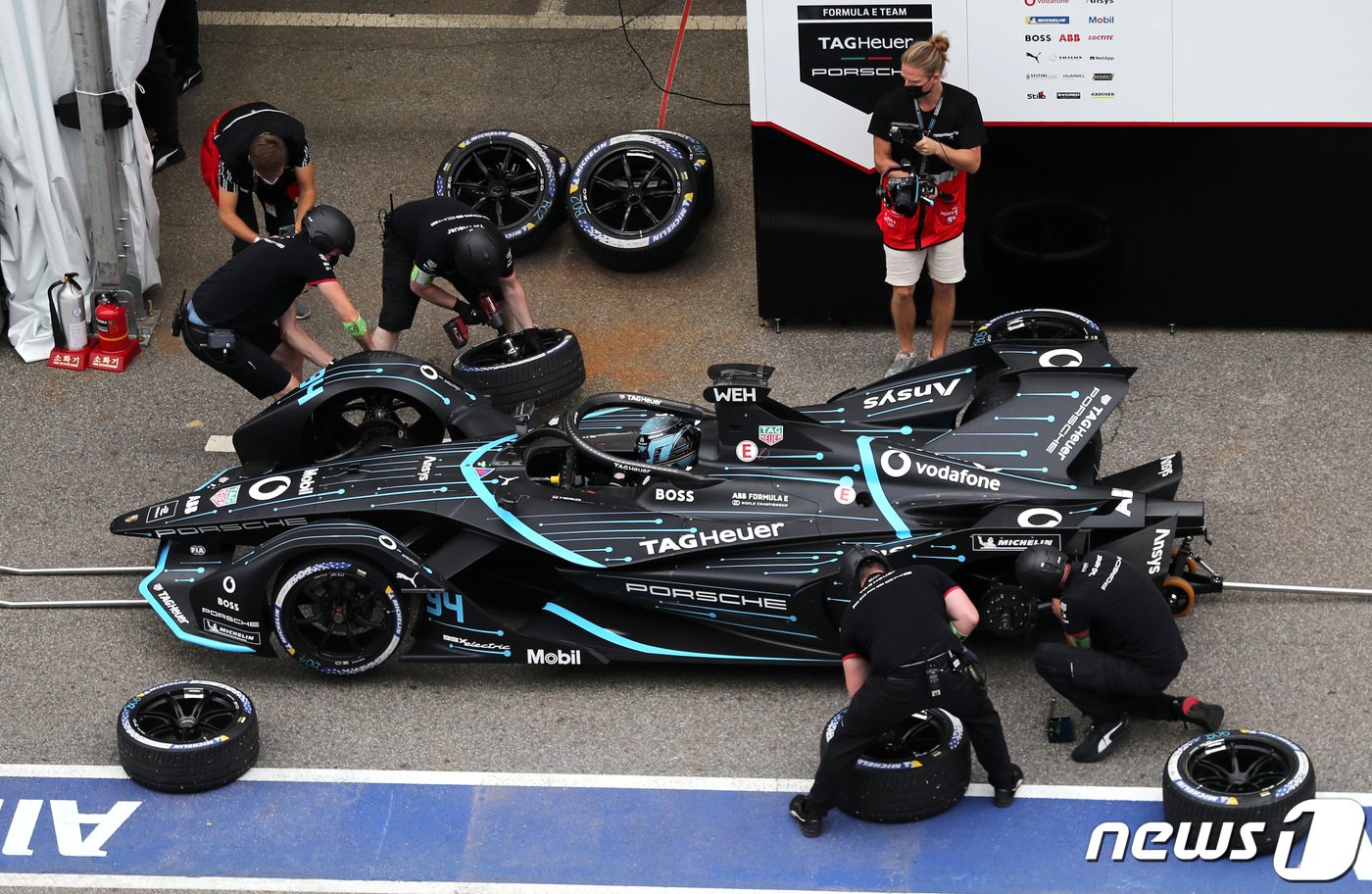 본문 이미지 - 13일 오전 서울 송파구 잠실종합운동장 일원에서 ABB 포뮬러E 월드챔피언십 '2022 하나은행 서울 E-Prix(E-프리)' 개막을 앞두고 열린 연습주행에서 태그호이어 포르쉐의 미캐닉들이 타이어를 교체하고 있다. 2022.8.13/뉴스1 ⓒ News1 구윤성 기자