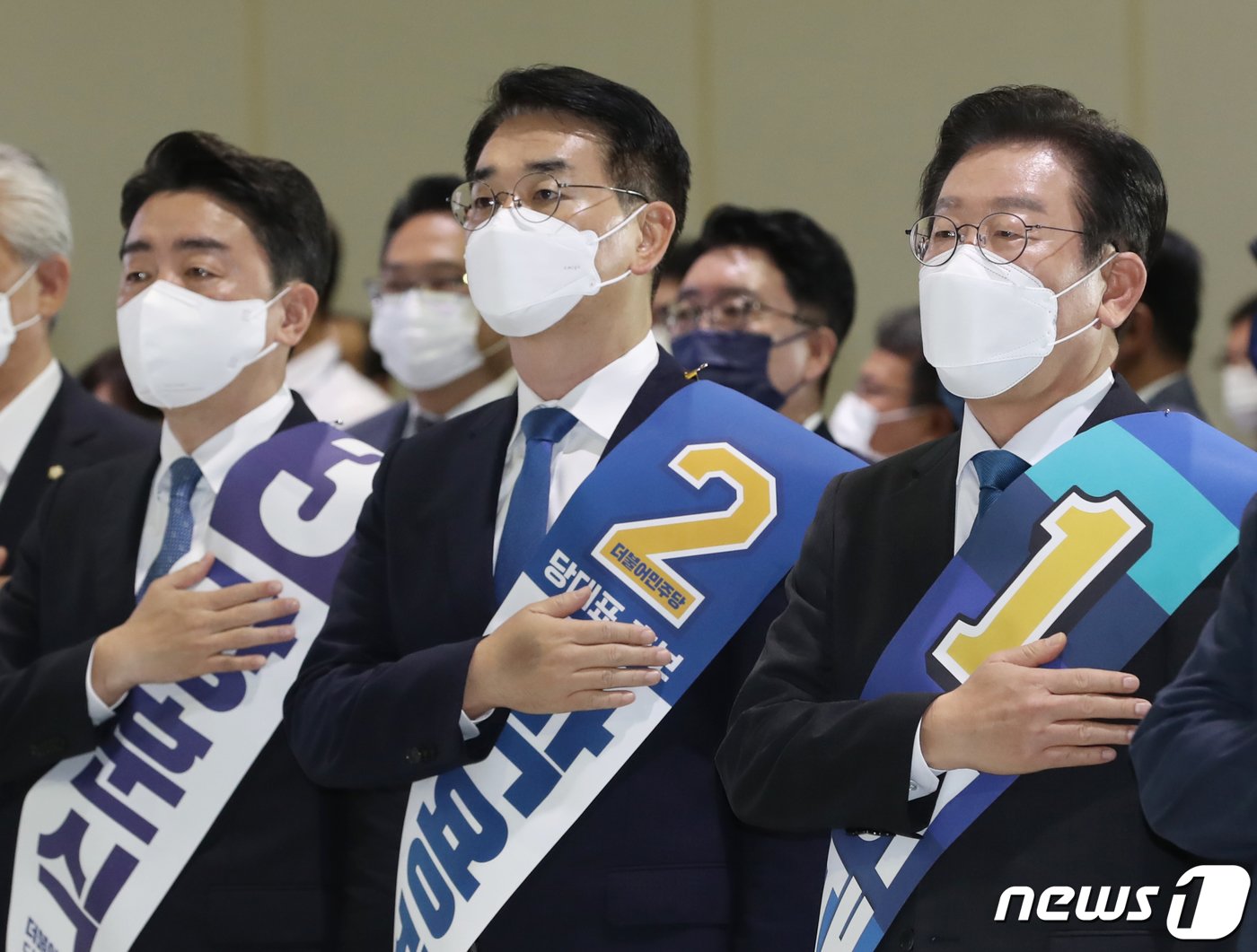 강훈식&#40;왼쪽부터&#41;, 박용진, 이재명 더불어민주당 당대표 후보가 13일 오전 울산전시컨벤션센터에서 열린 민주당 당대표 및 최고위원 후보자 울산지역 합동연설회에서 국민의례를 하고 있다. 2022.8.13/뉴스1 ⓒ News1 윤일지 기자