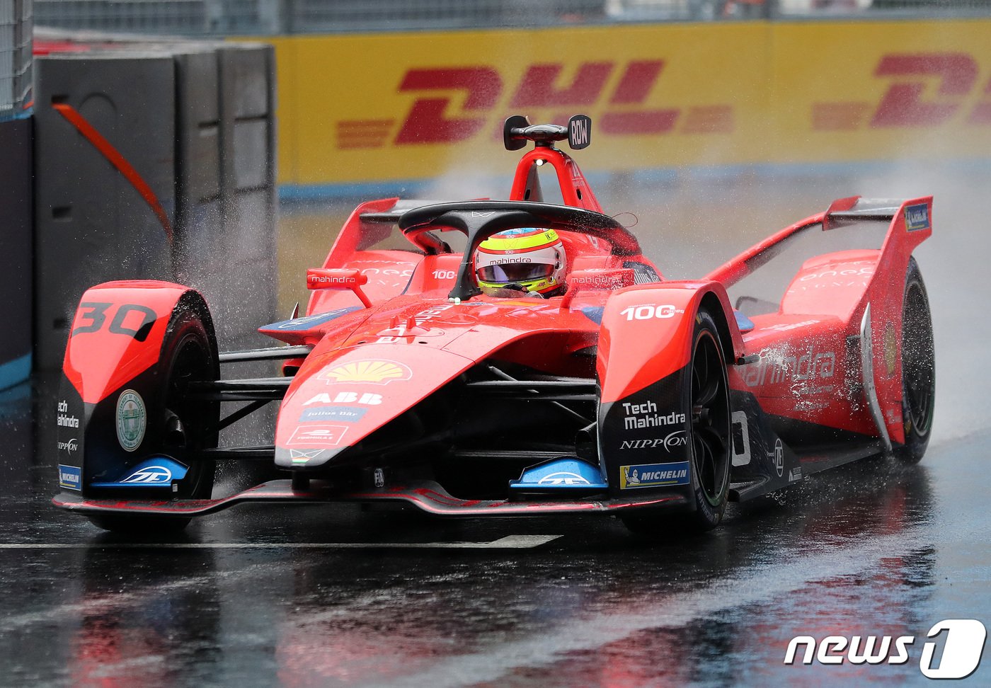 본문 이미지 - 13일 오전 서울 송파구 잠실종합운동장 일원에서 열린 ABB 포뮬러E 월드챔피언십 15라운드 '2022 하나은행 서울 E-Prix(E-프리)' 예선에서 폴 포지션을 차지한 마힌드라 레이싱 소속 올리버 롤랜드(영국)가 서킷을 돌고 있다. 2022.8.13/뉴스1 ⓒ News1 구윤성 기자