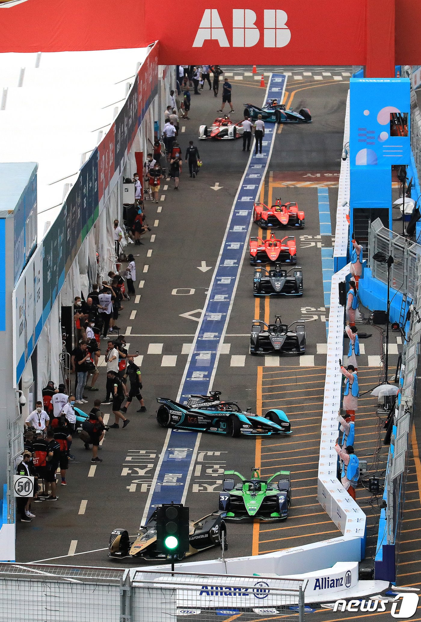 본문 이미지 - 13일 오전 서울 송파구 잠실종합운동장 일원에서 열린 ABB 포뮬러E 월드챔피언십 15라운드 '2022 하나은행 서울 E-Prix(E-프리)' 예선에서 각 팀 선수들이 출발 순위를 정하기 위해 피트레인을 나서고 있다. 2022.8.13/뉴스1 ⓒ News1 구윤성 기자