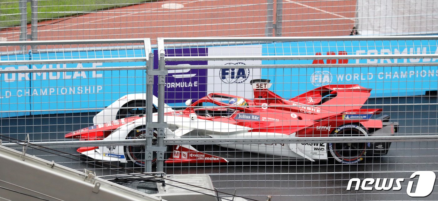 본문 이미지 - ABB 포뮬러 E 2022 월드 챔피언십 하나은행 서울 E-프리(E-PRIX) 15라운드 대회날인 13일 서울 송파구 잠실종합운동장에 설치된 서킷에서 드래곤/펜스케 오토스포츠 소속 세르지오 세테 카마라(브라질)이 예선을 머신을 멈춰 세우고 있다. 2022.8.13/뉴스1 ⓒ News1 장수영 기자