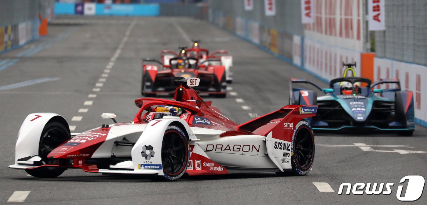 본문 이미지 - ABB 포뮬러 E 2022 월드 챔피언십 하나은행 서울 E-프리(E-PRIX) 15라운드 대회날인 13일 서울 송파구 잠실종합운동장에 설치된 서킷에서 선수들이 예선을 치루고 있다. 2022.8.13/뉴스1 ⓒ News1 장수영 기자
