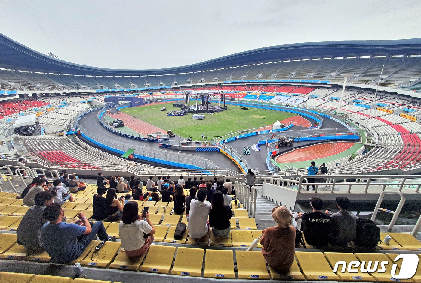 본문 이미지 - ABB 포뮬러 E 2022 월드 챔피언십 하나은행 서울 E-프리&#40;E-PRIX&#41; 15라운드 대회날인 13일 서울 송파구 잠실종합운동장 서킷을 찾은 관중들이 예선을 관람 하고 있다. 2022.8.13/뉴스1 ⓒ News1 장수영 기자