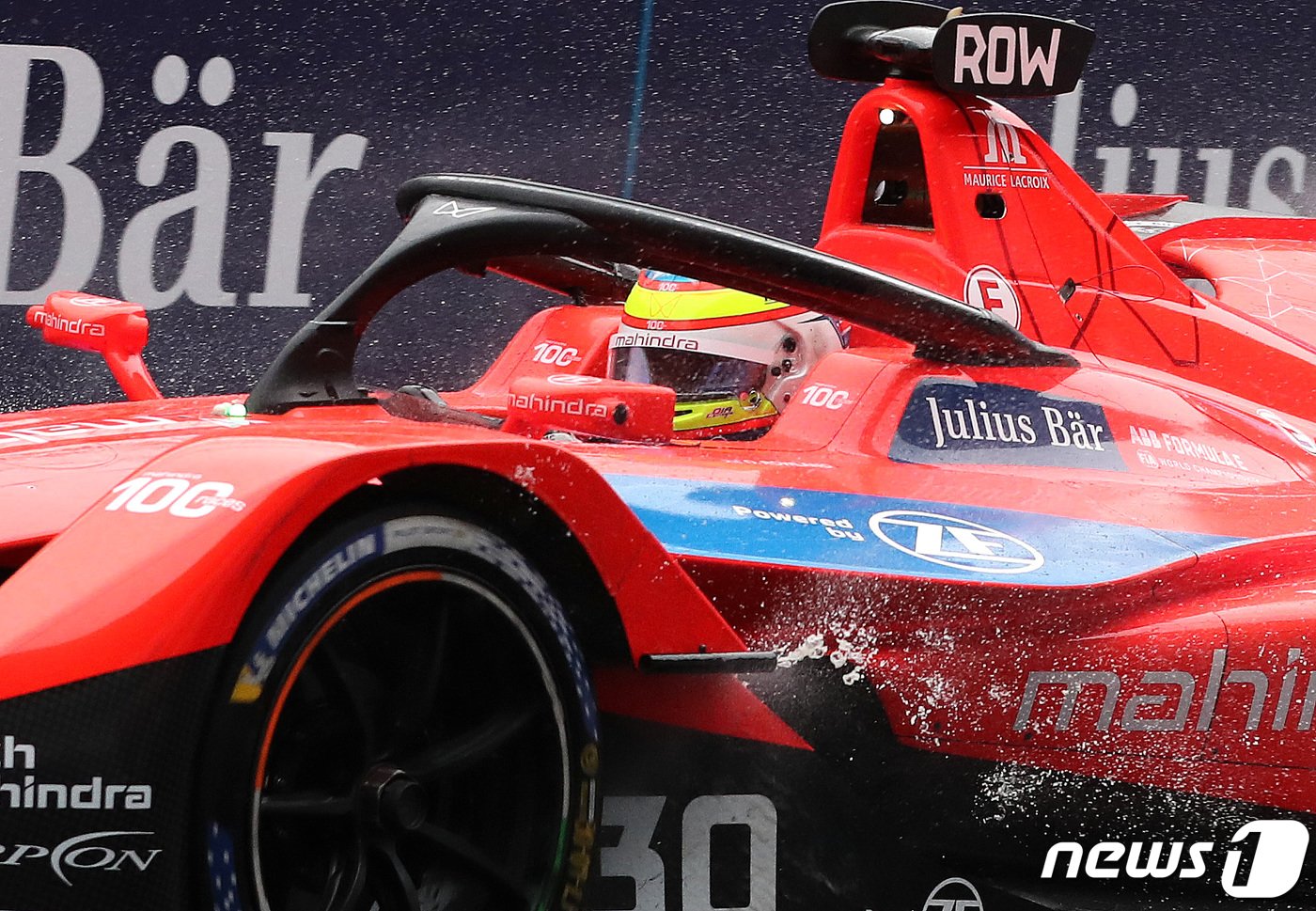 본문 이미지 - 13일 오전 서울 송파구 잠실종합운동장 일원에서 열린 ABB 포뮬러E 월드챔피언십 15라운드 '2022 하나은행 서울 E-Prix(E-프리)' 예선에서 폴 포지션을 차지한 마힌드라 레이싱 소속 올리버 롤랜드(영국)가 서킷을 돌고 있다. 2022.8.13/뉴스1 ⓒ News1 구윤성 기자