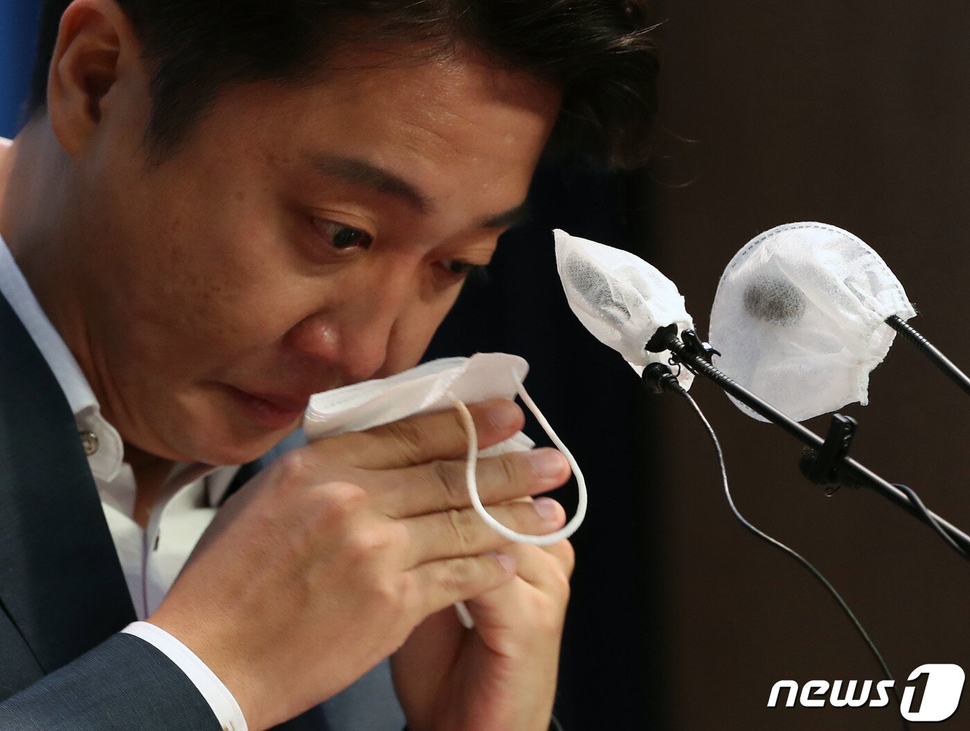 본문 이미지 - 이준석 국민의힘 대표가 13일 서울 여의도 국회 소통관에서 열린 기자회견에서 눈물을 흘리고 있다. 이 대표는 당 중앙윤리위원회로부터 당원권 정지 6개월 중징계를 받은 이후 36일만인 이날 처음으로 공식 석상에 모습을 드러냈다. 2022.8.13/뉴스1 ⓒ News1 이성철 기자