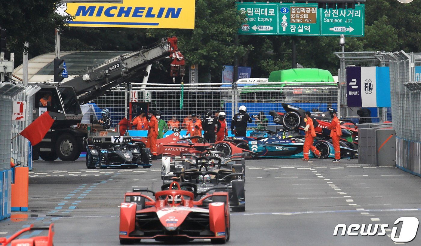 본문 이미지 - 13일 서울 송파구 잠실종합운동장 일원에서 열린 ABB 포뮬러E 월드챔피언십 15라운드 '2022 하나은행 서울 E-Prix(E-프리)' 본선경기에서 추돌사고로 경기가 중단되고 있다. 2022.8.13/뉴스1 ⓒ News1 구윤성 기자