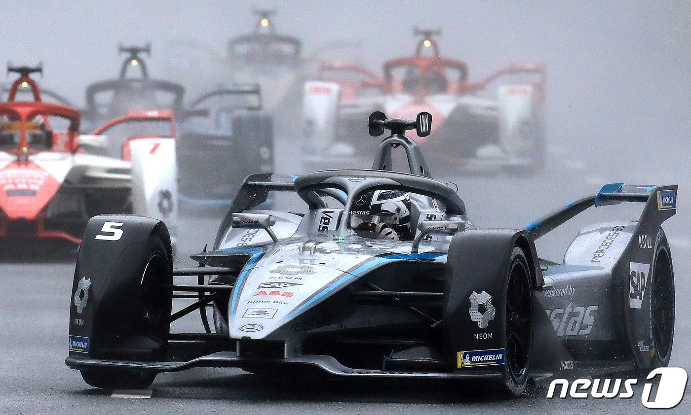 본문 이미지 - 13일 서울 송파구 잠실종합운동장 일원에서 열린 ABB 포뮬러E 월드챔피언십 15라운드 '2022 하나은행 서울 E-Prix(E-프리)' 본선에서 메르세데스-EQ 소속 스토펠 반도른(벨기에)을 비롯한 선수들이 물보라를 일으키며 서킷을 돌고 있다. 2022.8.13/뉴스1 ⓒ News1 구윤성 기자