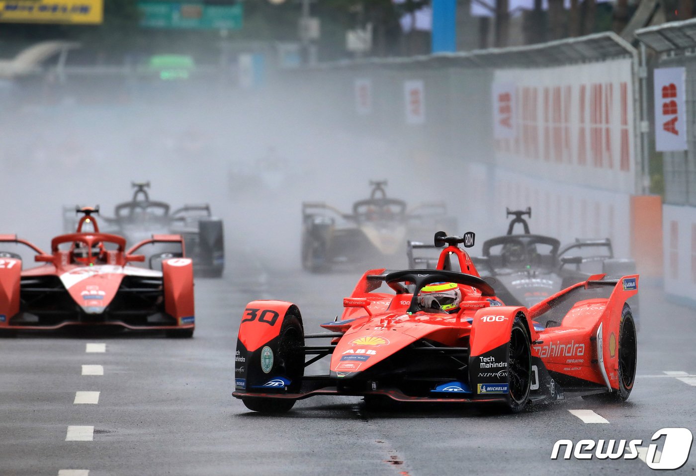 본문 이미지 - 13일 서울 송파구 잠실종합운동장 일원에서 열린 ABB 포뮬러E 월드챔피언십 15라운드 '2022 하나은행 서울 E-Prix(E-프리)' 본선경기에서 마힌드라의 올리버 롤랜드가 서킷을 돌고 있다. 2022.8.13/뉴스1 ⓒ News1 구윤성 기자