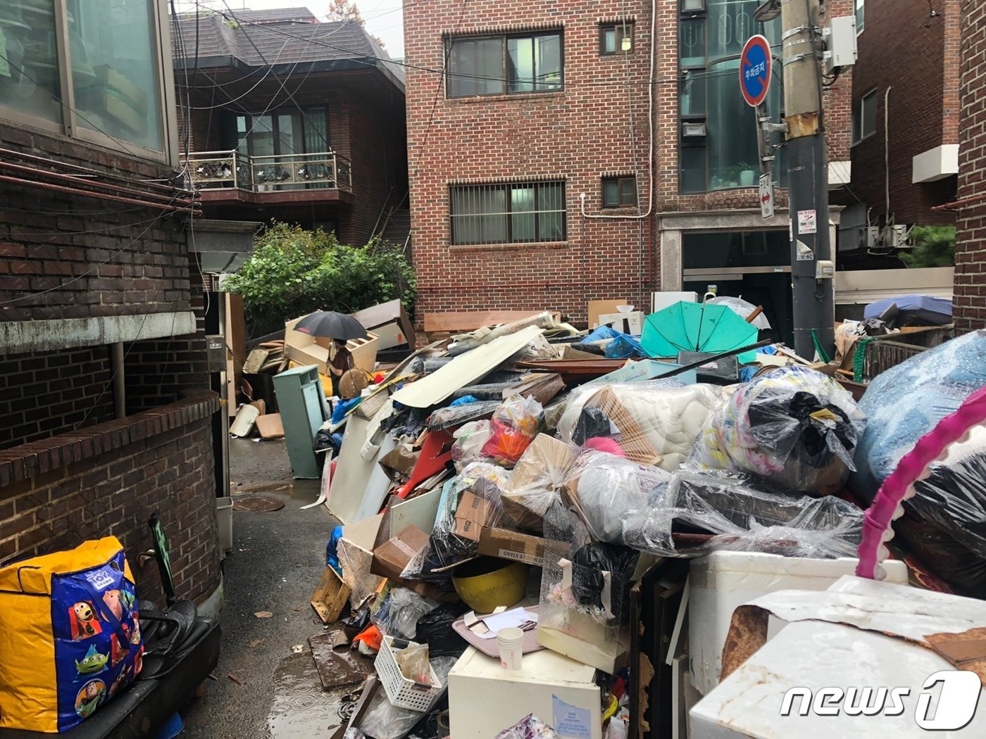 본문 이미지 - 13일 오전 침수 피해가 컸던 서울 관악구 신사동 일대에 쓰레기 더미가 쌓여있다. 22.08.13/ 뉴스1 ⓒ 뉴스1 한병찬 기자