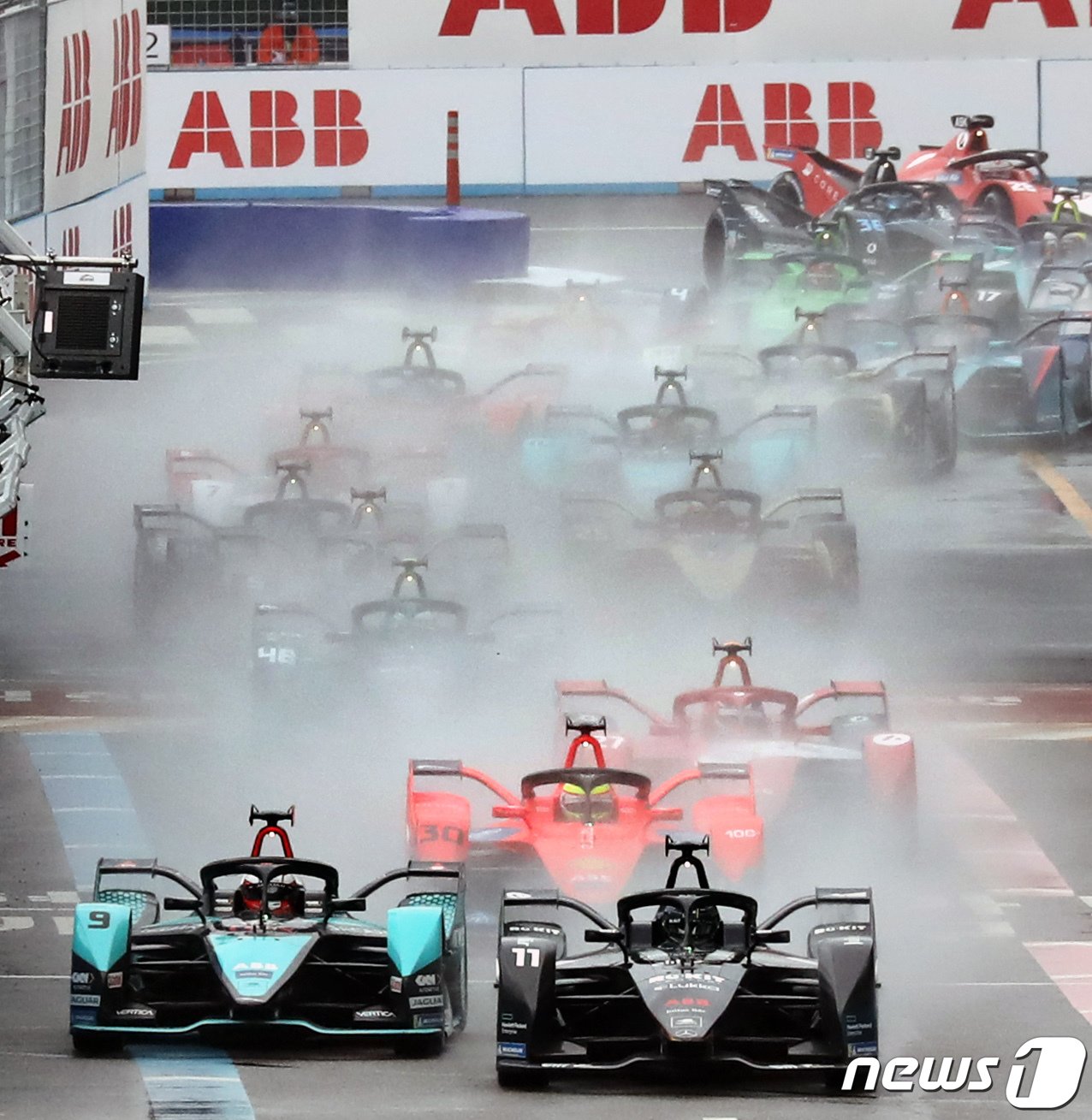 본문 이미지 - ABB 포뮬러 E 2022 월드 챔피언십 하나은행 서울 E-프리(E-PRIX) 15라운드 대회날인 13일 서울 송파구 잠실종합운동장에 설치된 서킷에서 열린 결승전에서 드라이버들이 스타트 후 물보라를 일으키며 1번코너로 향하고 있다. 2022.8.13/뉴스1 ⓒ News1 장수영 기자