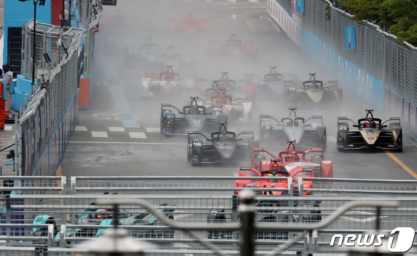 본문 이미지 - ABB 포뮬러 E 2022 월드 챔피언십 하나은행 서울 E-프리(E-PRIX) 15라운드 대회날인 13일 서울 송파구 잠실종합운동장에 설치된 서킷에서 열린 결승전에서 드라이버들이 스타트 후 물보라를 일으키며 1번코너로 향하고 있다. 2022.8.13/뉴스1 ⓒ News1 장수영 기자