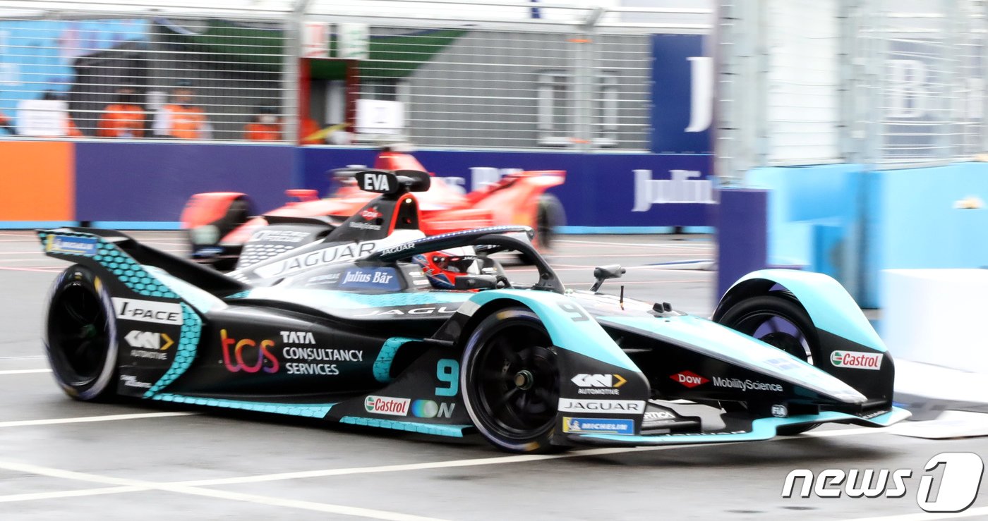 본문 이미지 - ABB 포뮬러 E 2022 월드 챔피언십 하나은행 서울 E-프리(E-PRIX) 15라운드 대회날인 13일 서울 송파구 잠실종합운동장에 설치된 서킷에서 열린 결승전에서 우승한 재규어 TCS 레이싱 소속 미치 에반스(뉴질랜드)가 선두를 유지하며 레이스를 하고 있다. 2022.8.13/뉴스1 ⓒ News1 장수영 기자
