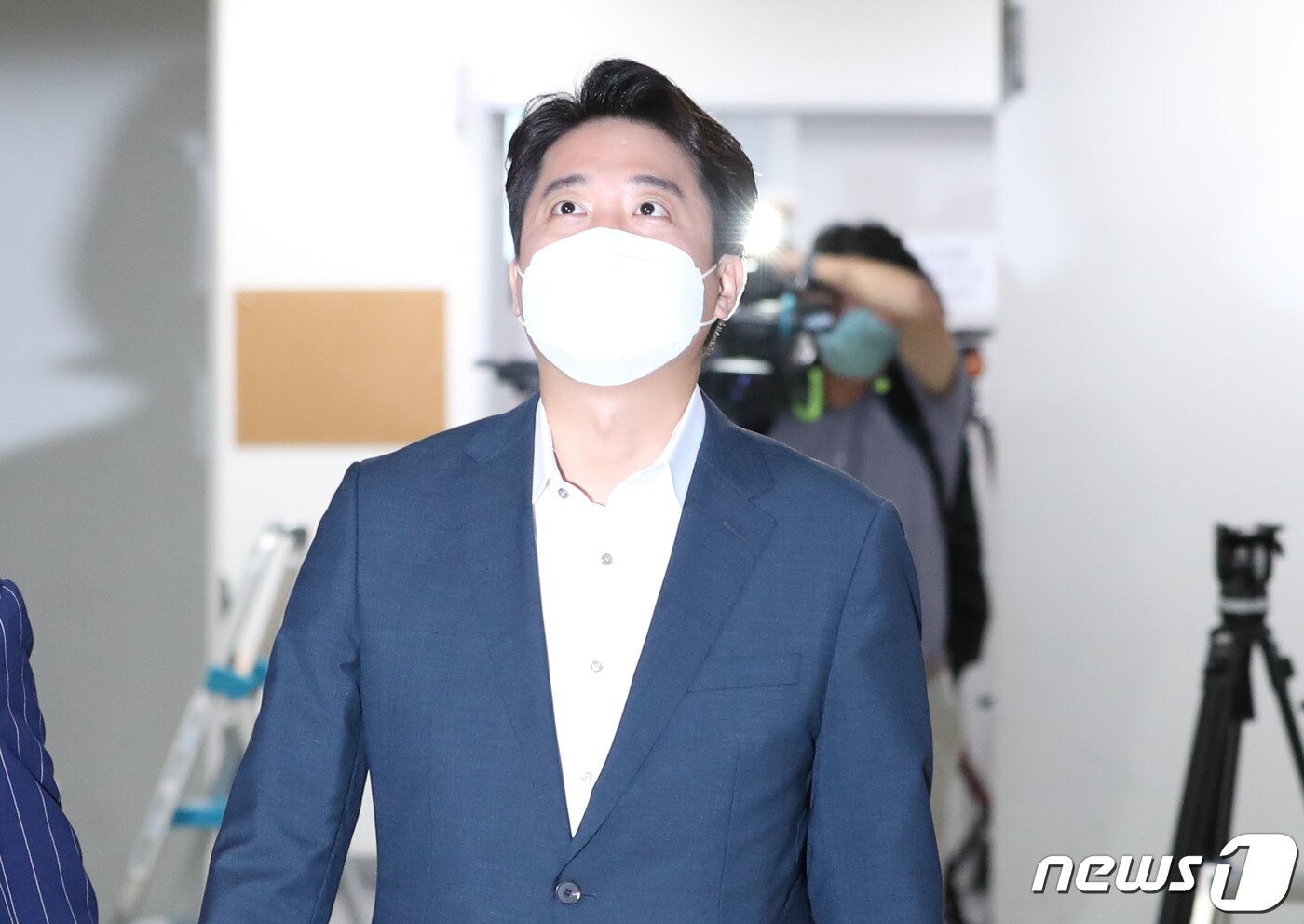 본문 이미지 - 이준석 국민의힘 대표가 13일 서울 여의도 국회 소통관에서 기자회견을 위해 이동하고 있다. 이 대표는 당 중앙윤리위원회로부터 당원권 정지 6개월 중징계를 받은 이후 36일만인 이날 처음으로 공식 석상에 모습을 드러냈다. 2022.8.13/뉴스1 ⓒ News1 이성철 기자