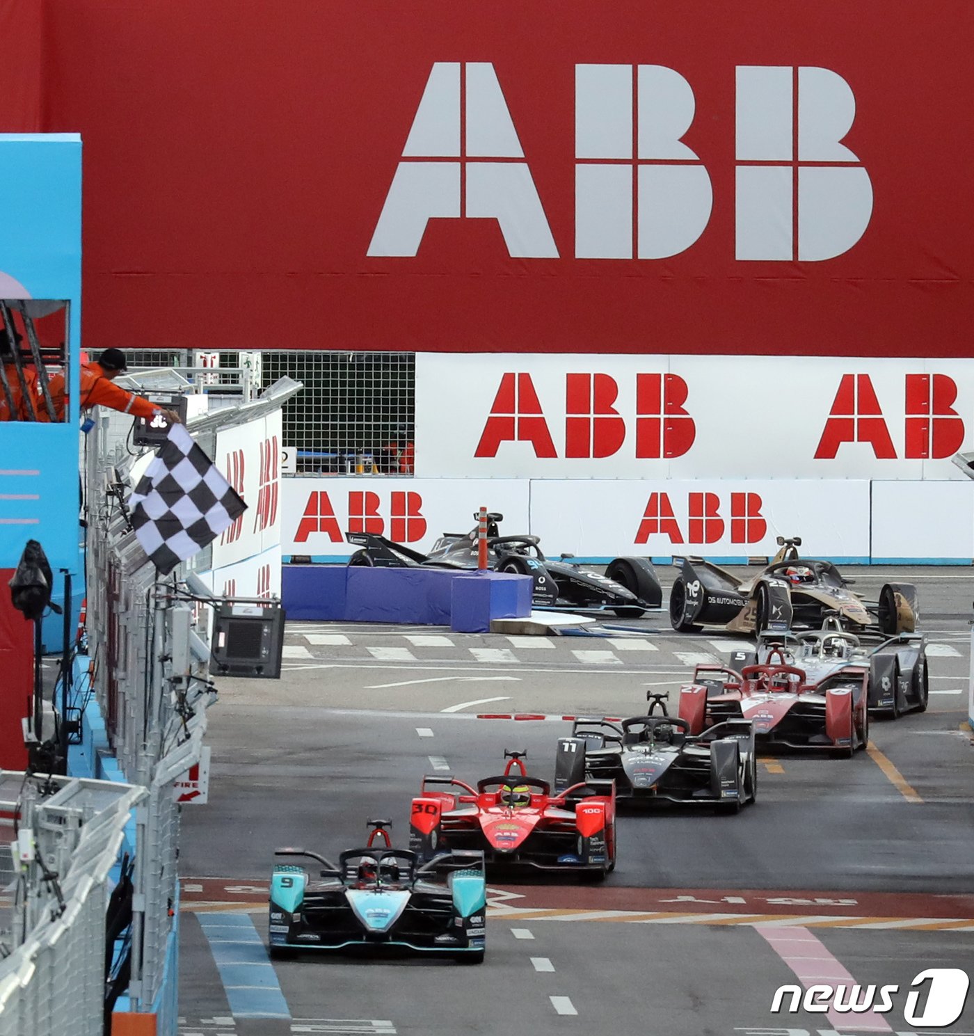 본문 이미지 - ABB 포뮬러 E 2022 월드 챔피언십 하나은행 서울 E-프리(E-PRIX) 15라운드 대회날인 13일 서울 송파구 잠실종합운동장에 설치된 서킷에서 열린 결승전에서 우승한 재규어 TCS 레이싱 소속 미치 에반스(뉴질랜드)가 1위로 체커를 받고 있다. 2022.8.13/뉴스1 ⓒ News1 장수영 기자