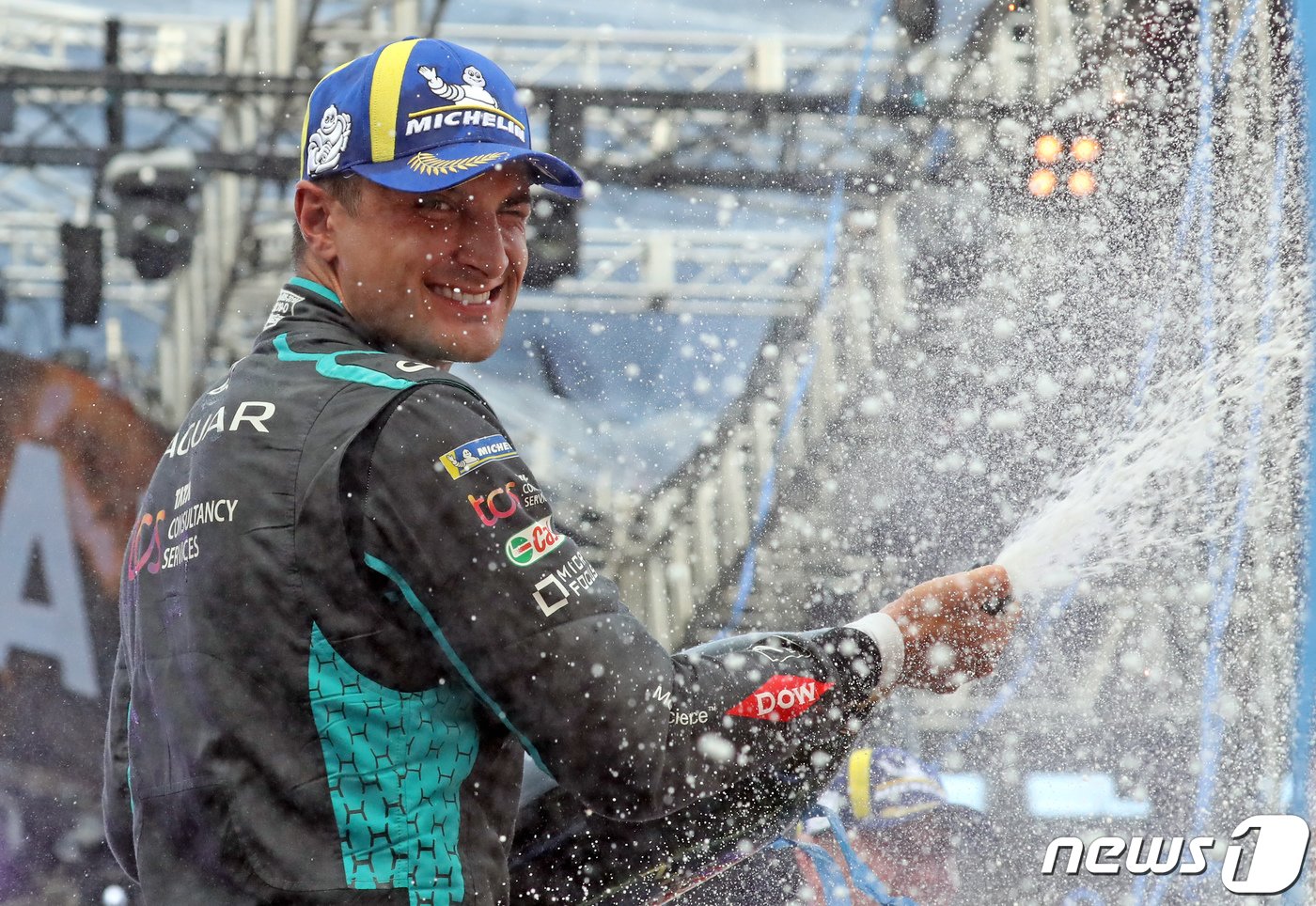 본문 이미지 - ABB 포뮬러 E 2022 월드 챔피언십 하나은행 서울 E-프리(E-PRIX) 15라운드 대회날인 13일 서울 송파구 잠실종합운동장에 설치된 서킷에서 열린 결승전에서 우승한 재규어 TCS 레이싱 소속 미치 에반스(뉴질랜드)가 샴페인을 터뜨리고 있다. 2022.8.13/뉴스1 ⓒ News1 장수영 기자