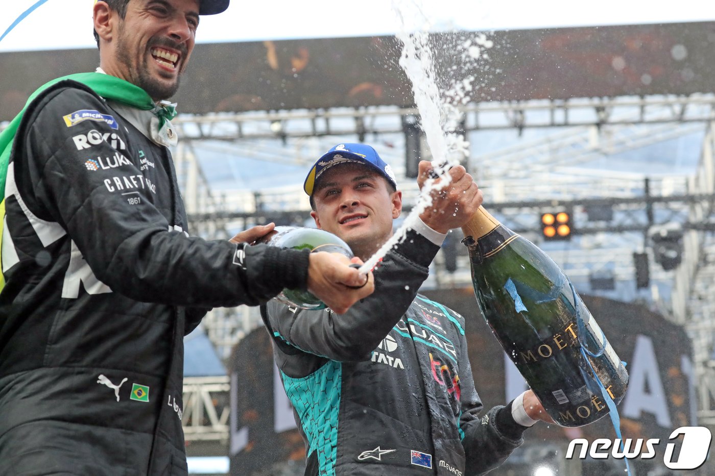 본문 이미지 - ABB 포뮬러 E 2022 월드 챔피언십 하나은행 서울 E-프리(E-PRIX) 15라운드 대회날인 13일 서울 송파구 잠실종합운동장에 설치된 서킷에서 열린 결승전에서 우승한 재규어 TCS 레이싱 소속 미치 에반스(뉴질랜드)가 샴페인을 터뜨리고 있다. 2022.8.13/뉴스1 ⓒ News1 장수영 기자