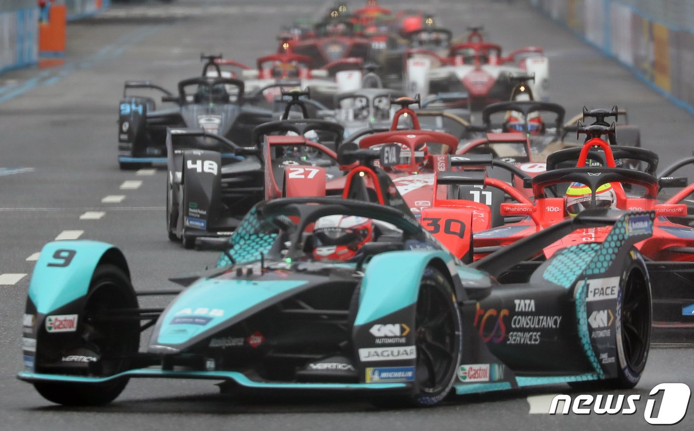 본문 이미지 - ABB 포뮬러 E 2022 월드 챔피언십 하나은행 서울 E-프리(E-PRIX) 15라운드 대회날인 13일 서울 송파구 잠실종합운동장에 설치된 서킷에서 열린 결승전에서 우승한 재규어 TCS 레이싱 소속 미치 에반스(뉴질랜드)가 선두를 유지하며 레이스를 하고 있다. 2022.8.13/뉴스1 ⓒ News1 장수영 기자
