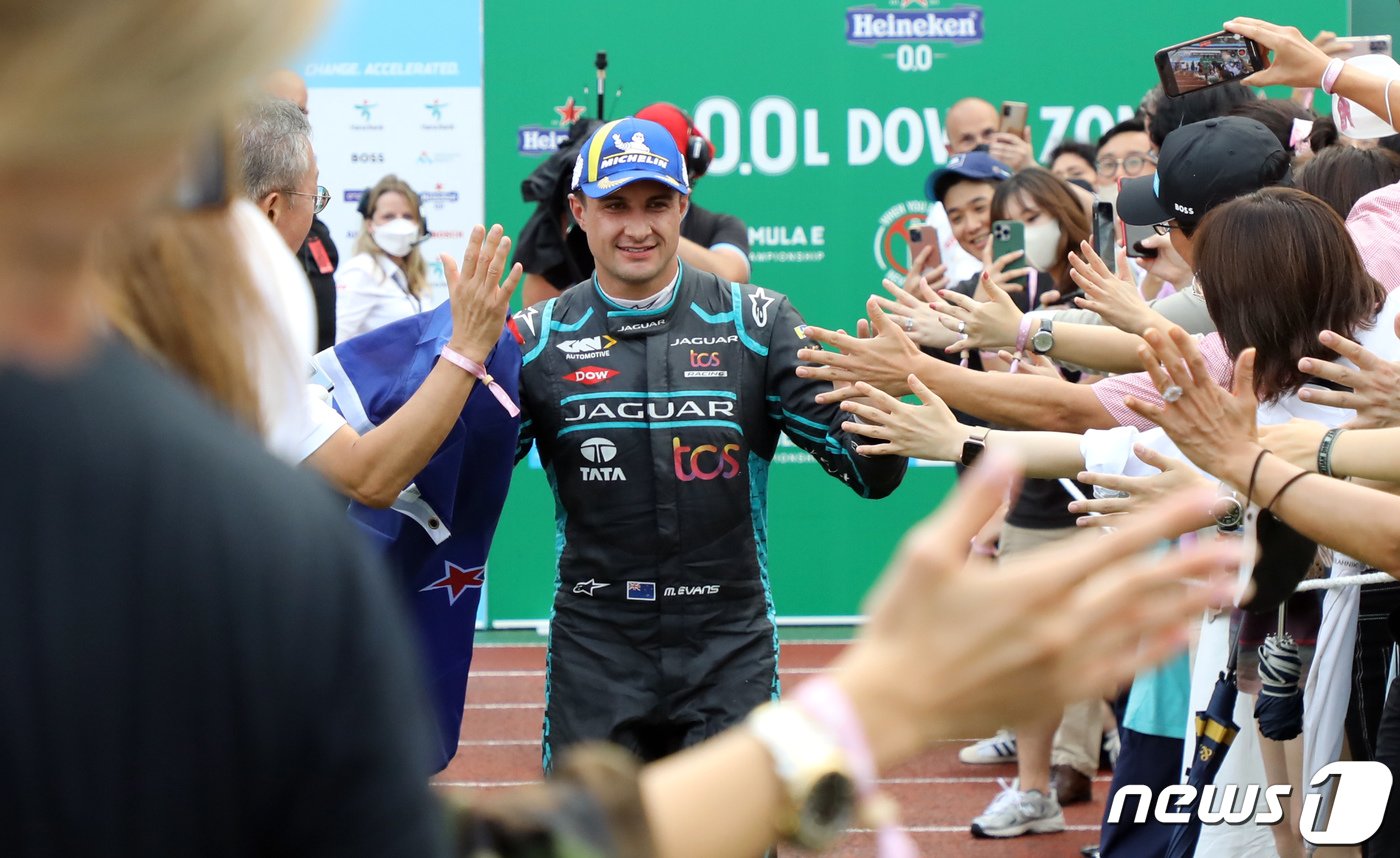 본문 이미지 - ABB 포뮬러 E 2022 월드 챔피언십 하나은행 서울 E-프리(E-PRIX) 15라운드 대회날인 13일 서울 송파구 잠실종합운동장에 설치된 서킷에서 열린 결승전에서 우승한 재규어 TCS 레이싱 소속 미치 에반스(뉴질랜드)가 팬들과 하이파이브를 하며 포디움으로 향하고 있다. 2022.8.13/뉴스1 ⓒ News1 장수영 기자