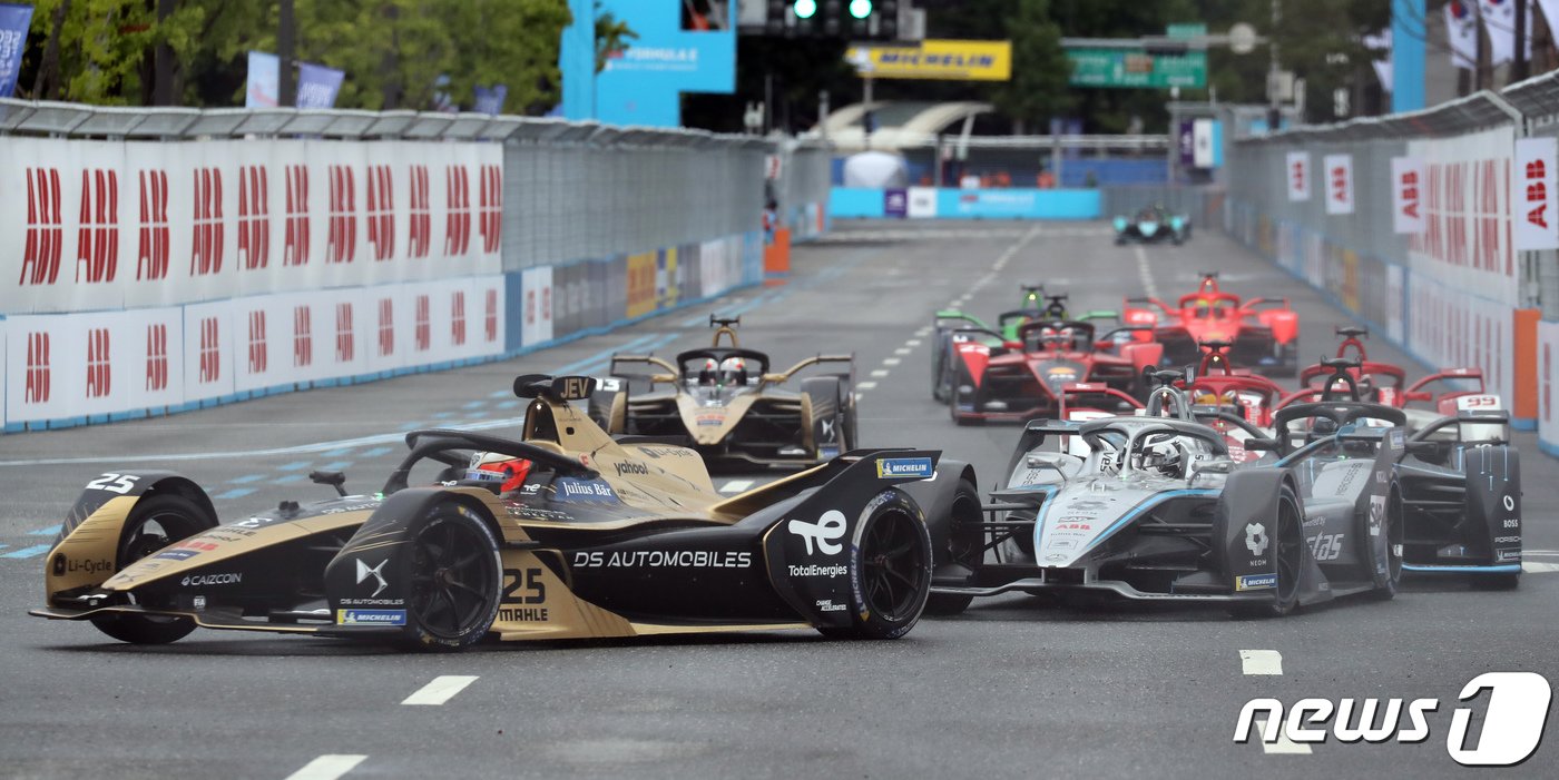 본문 이미지 - ABB 포뮬러 E 2022 월드 챔피언십 하나은행 서울 E-프리(E-PRIX) 15라운드 대회날인 13일 서울 송파구 잠실종합운동장에 설치된 서킷에서 열린 결승전에서 드라이버들이 우승을 향해 레이스를 펼치고 있다. 2022.8.13/뉴스1 ⓒ News1 장수영 기자