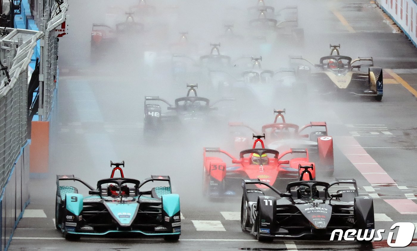 본문 이미지 - ABB 포뮬러 E 2022 월드 챔피언십 하나은행 서울 E-프리(E-PRIX) 15라운드 대회날인 13일 서울 송파구 잠실종합운동장에 설치된 서킷에서 열린 결승전에서 드라이버들이 스타트 후 물보라를 일으키며 1번코너로 향하고 있다. 2022.8.13/뉴스1 ⓒ News1 장수영 기자