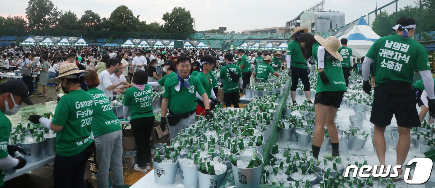 본문 이미지 - 2022 전주 가맥축제 마지막 날인 13일 전북 전주시 종합경기장 내 야구장에 마련된 행사장에서 자원봉사자들이 당일 생산한 맥주를 옮기고 있다. 2022.8.13/뉴스1 ⓒ News1 유경석 기자