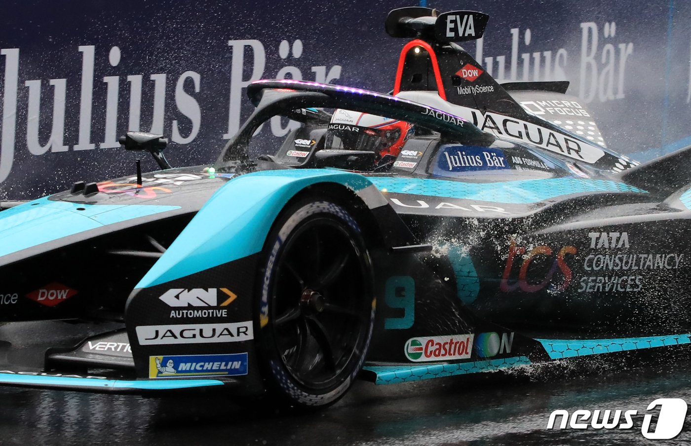 본문 이미지 - 13일 서울 송파구 잠실종합운동장 일원에서 열린 ABB 포뮬러E 월드챔피언십 15라운드 '2022 하나은행 서울 E-Prix(E-프리)' 예선 경기에서 재규어 TCS 레이싱 소속 미치 에반스(뉴질랜드) 서킷을 달리고 있다. 2022.8.13/뉴스1 ⓒ News1 구윤성 기자