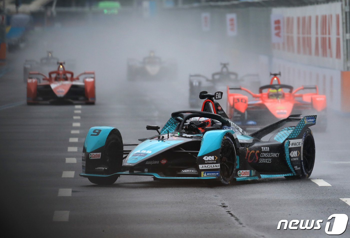 본문 이미지 - 13일 서울 송파구 잠실종합운동장 일원에서 열린 ABB 포뮬러E 월드챔피언십 15라운드 '2022 하나은행 서울 E-Prix(E-프리)' 본선에서 재규어 TCS 레이싱의 미치 에반스(뉴질랜드)가 선두로 나서고 있다. 2022.8.13/뉴스1 ⓒ News1 구윤성 기자