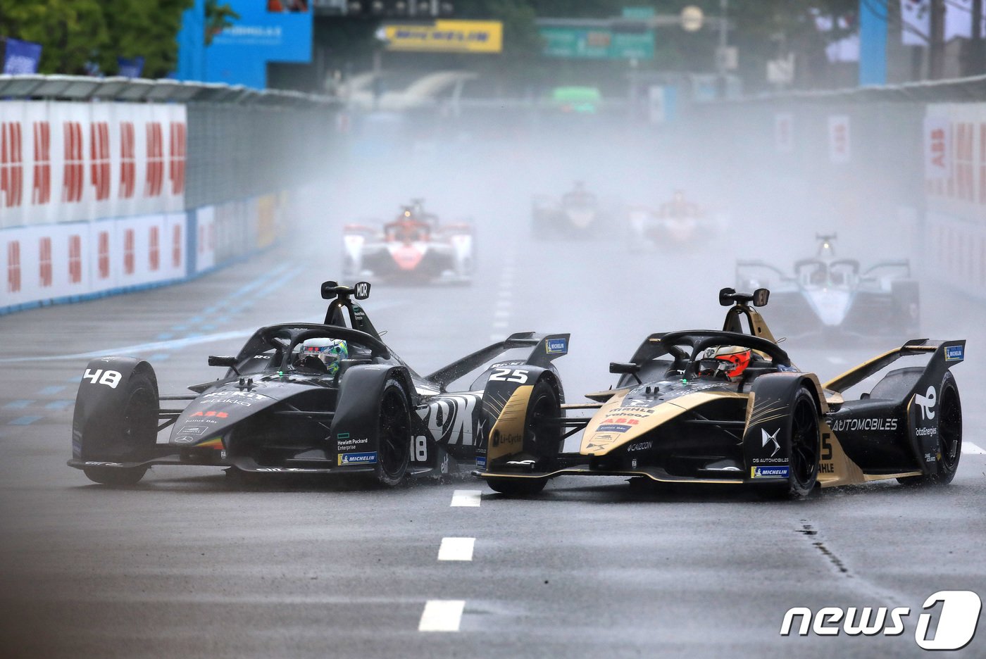 본문 이미지 - 13일 서울 송파구 잠실종합운동장 일원에서 열린 ABB 포뮬러E 월드챔피언십 15라운드 '2022 하나은행 서울 E-Prix(E-프리)' 본선에서 참가 선수들이 물보라를 일으키며 서킷을 돌고 있다. 2022.8.13/뉴스1 ⓒ News1 구윤성 기자