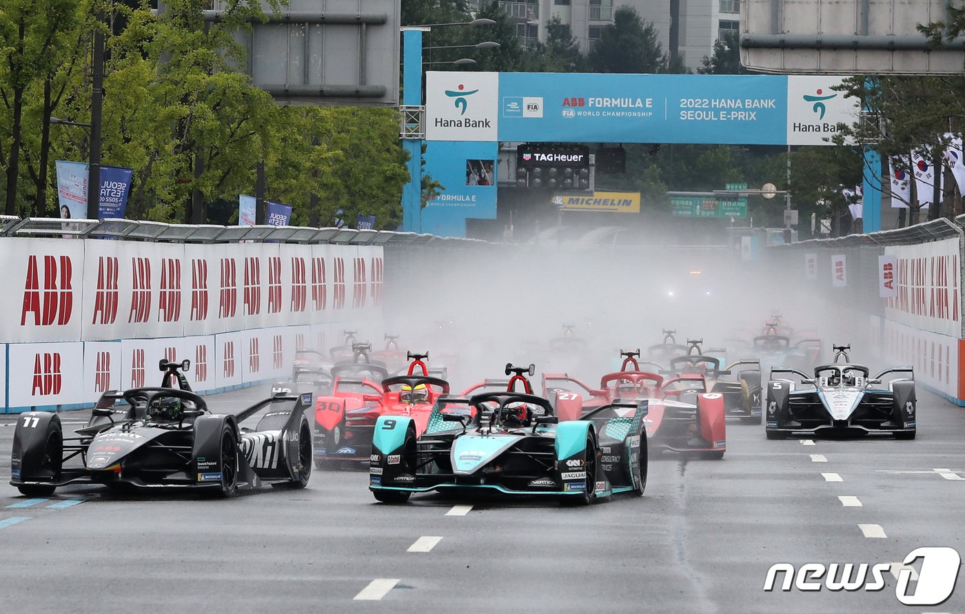 본문 이미지 - 13일 서울 송파구 잠실종합운동장 일원에서 열린 ABB 포뮬러E 월드챔피언십 15라운드 '2022 하나은행 서울 E-Prix(E-프리)' 본선에서 참가 선수들이 물보라를 일으키며 서킷을 돌고 있다. 2022.8.13/뉴스1 ⓒ News1 구윤성 기자