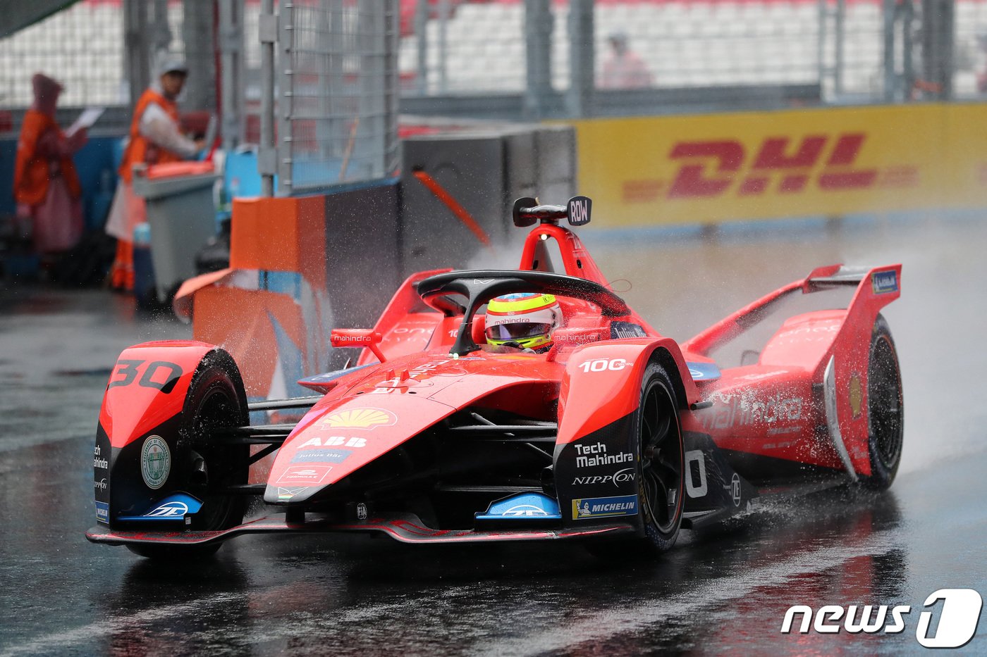 본문 이미지 - 13일 서울 송파구 잠실종합운동장 일원에서 열린 ABB 포뮬러E 월드챔피언십 15라운드 '2022 하나은행 서울 E-Prix(E-프리)' 예선에서 폴 포지션을 차지한 마힌드라 레이싱의 올리버 롤랜드(영국)이 서킷을 질주하고 있다. 2022.8.13/뉴스1 ⓒ News1 구윤성 기자