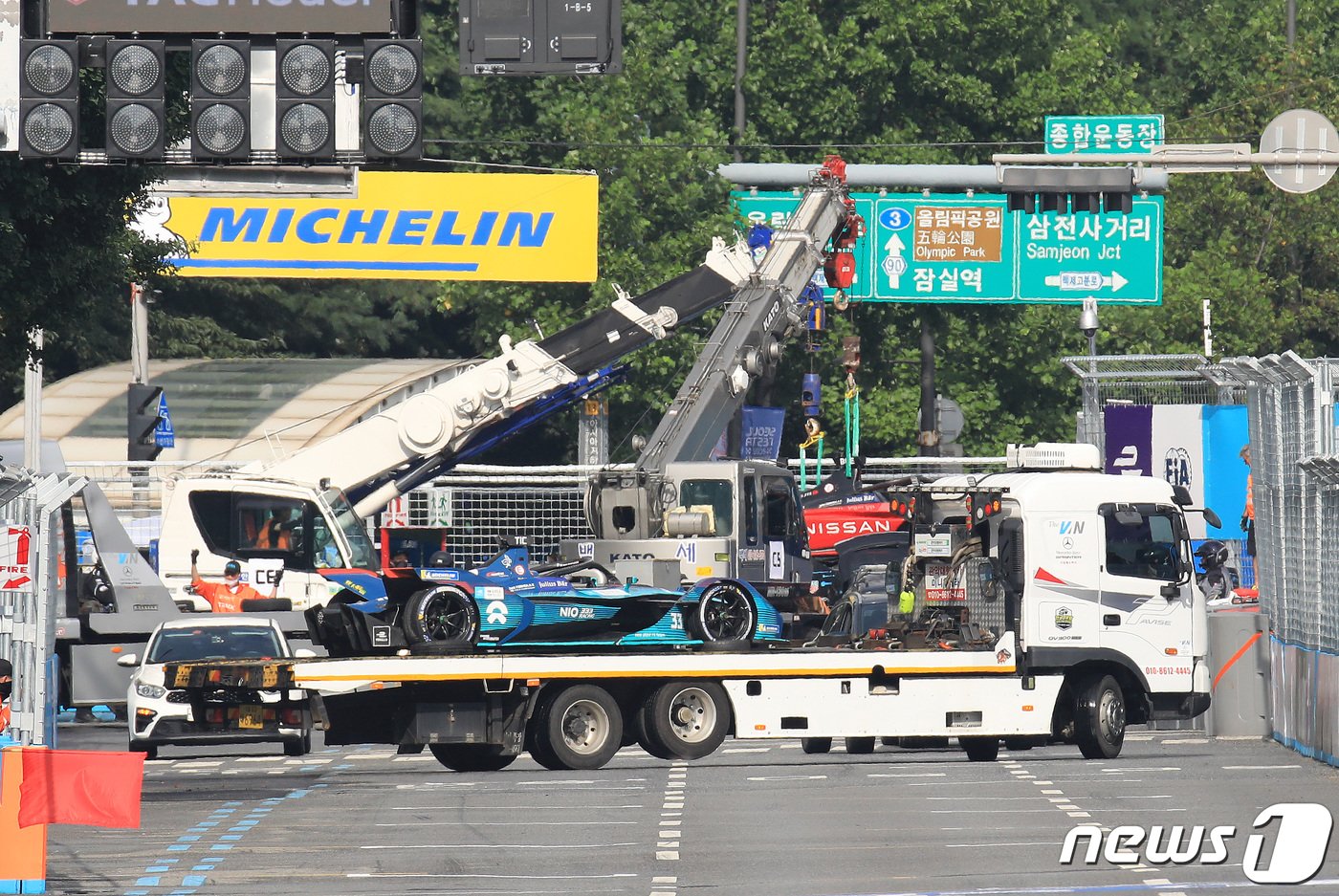 본문 이미지 - 13일 서울 송파구 잠실종합운동장 일원에서 열린 ABB 포뮬러E 월드챔피언십 15라운드 '2022 하나은행 서울 E-Prix(E-프리)' 본선경기에서 추돌사고로 경기가 중단되고 있다. 2022.8.13/뉴스1 ⓒ News1 구윤성 기자